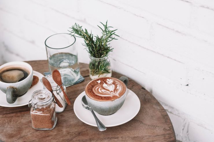 2 coffees on a coffee table